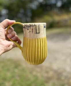 Håndlavet kande i varmgul farve som passer til både Smørblomst og Citronserien.