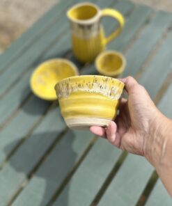Håndlavet morgenmadsskål i smørblomst serien med bølget yderside