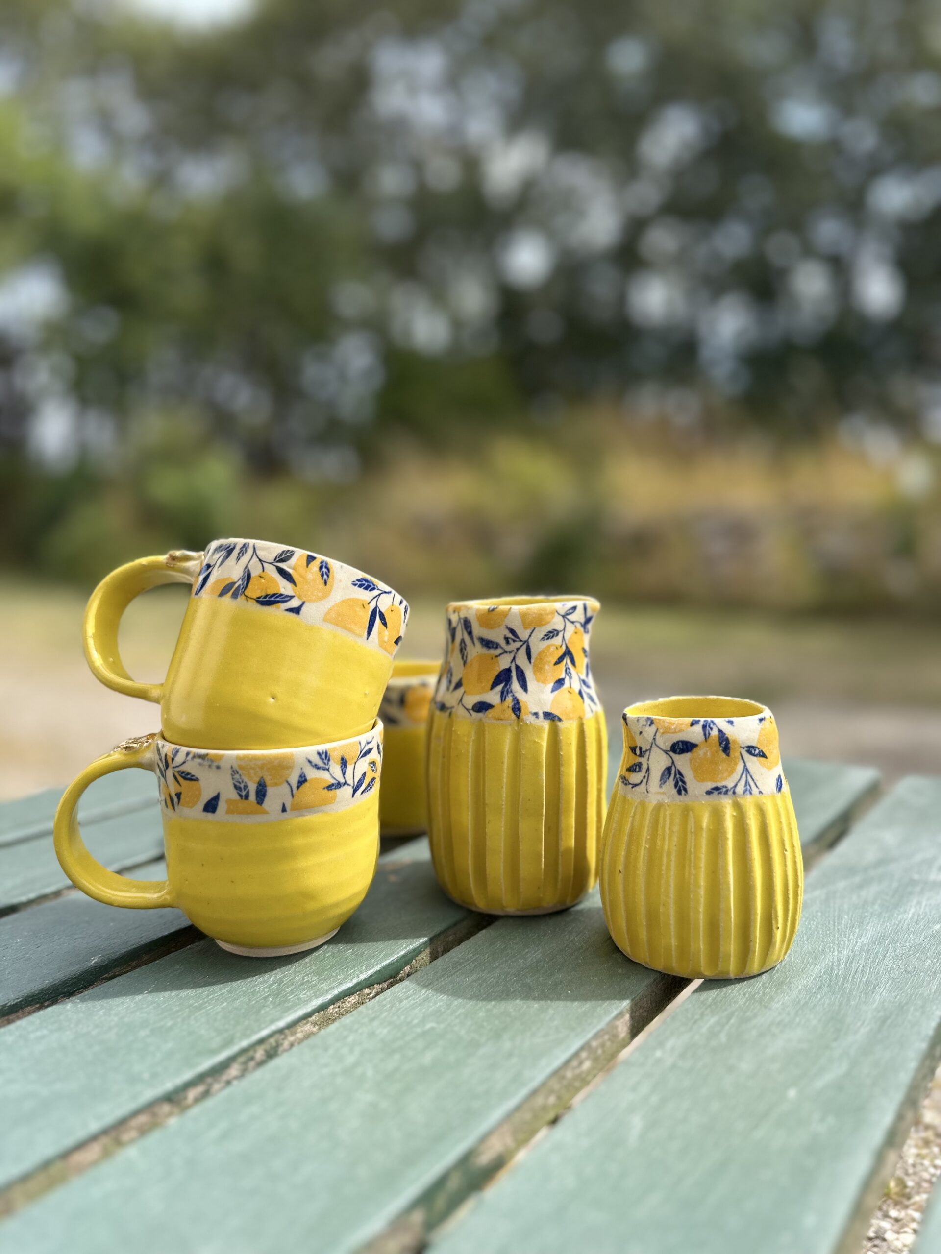 Citron - mælkekande 3 Håndlavede kopper og mælkekander i Citron-seriens varme gule farve med citroner på.