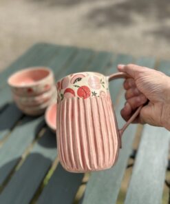 Håndlavet kande i Fersken serien med fine detaljer, riller og hank