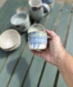 Håndlavet keramik cortado kop fra Havdis-serien med glasur i sand, hvid og havblå nuancer.