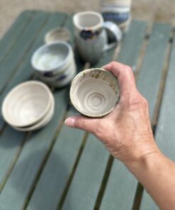 Håndlavet keramikkop fra Havdis-serien med glasur i sand, hvid og havblå nuancer. indv.