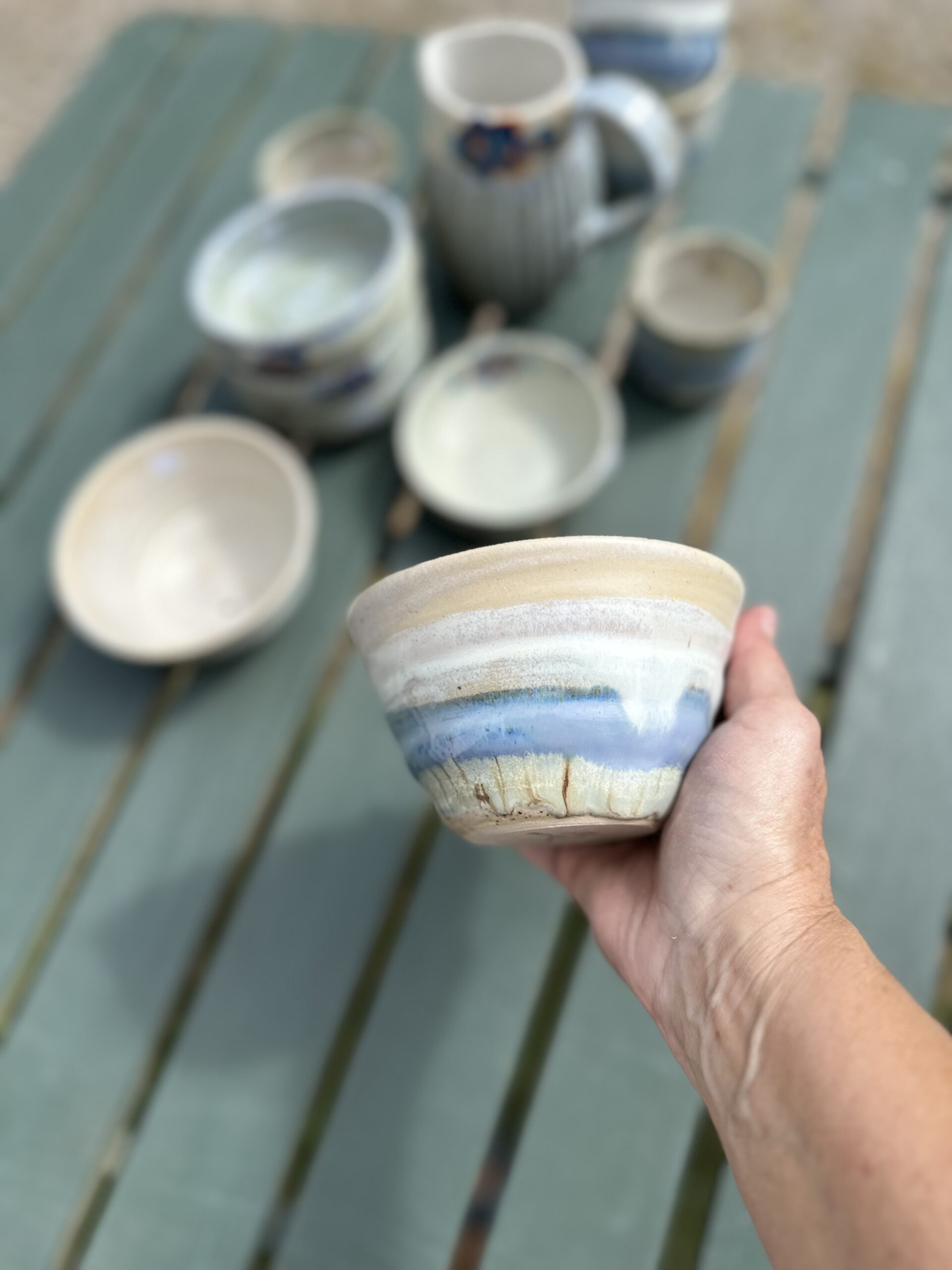 Havdis - Skål 1 Håndlavet keramikskål fra Havdis-serien med glasur i sand, hvid og havblå nuancer.
